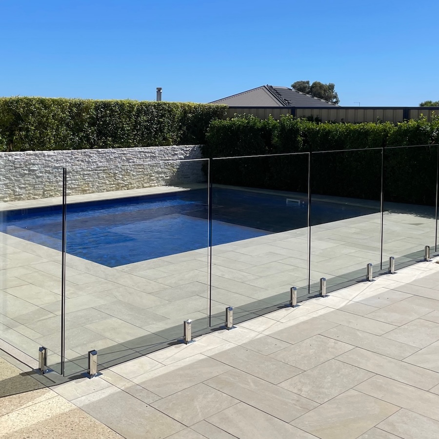Frameless frameless glass fencing